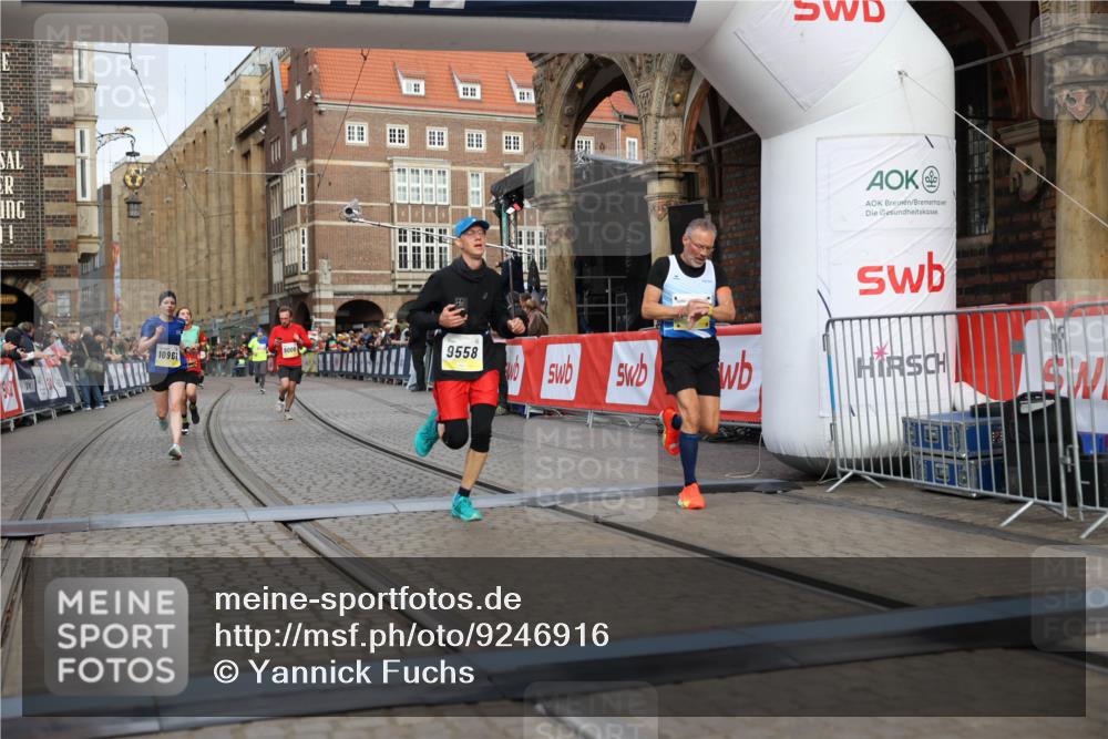 05.10.2025 - 20. swb-Marathon Bremen Yannick Fuchs http://msf.ph/oto/9246916 05.10.2025 10:43:11 Ziel 9006, 9302, 9558, 10045, 10553, 10961, 11476 meine-sportfotos.de