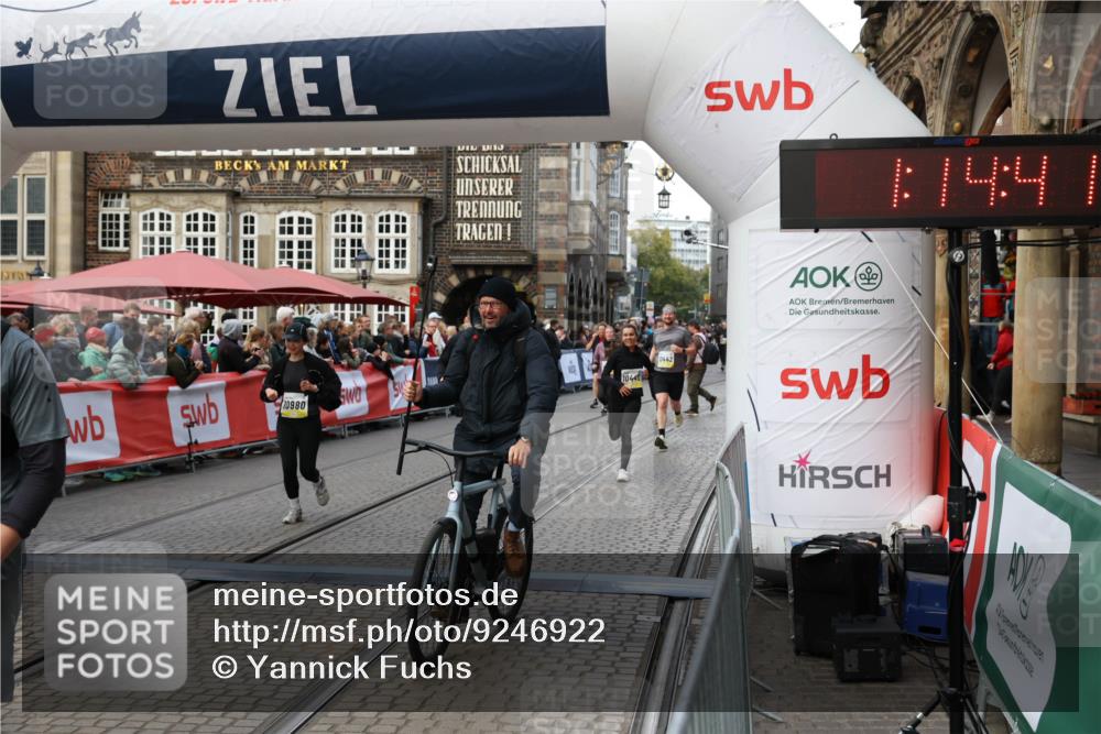 05.10.2025 - 20. swb-Marathon Bremen Yannick Fuchs http://msf.ph/oto/9246922 05.10.2025 11:10:37 Ziel 8225, 9895, 10288, 10440, 10441, 10442, 10552, 10980, 11388 meine-sportfotos.de