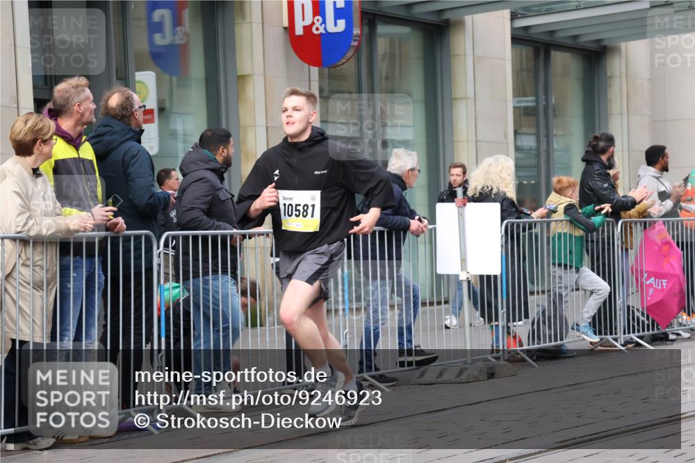 05.10.2025 - 20. swb-Marathon Bremen Strokosch-Dieckow http://msf.ph/oto/9246923 05.10.2025 10:51:48 Ziel 9196, 9226, 9683, 9852, 9939, 9955, 9987, 10038, 10240, 10380, 10438, 10581, 10625, 10668, 10727, 10817, 10900, 10927, 10942, 10977, 11128, 11136, 11273, 11325, 11394, 11458, 11491, 11641, 9196, 9226, 9683, 9852, 9939, 9955, 9987, 10038, 10240, 10380, 10438, 10581, 10625, 10668, 10727, 10817, 10900, 10927, 10942, 10977, 11128, 11136, 11273, 11325, 11394, 11458, 11491, 11641 meine-sportfotos.de