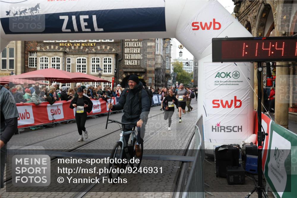 05.10.2025 - 20. swb-Marathon Bremen Yannick Fuchs http://msf.ph/oto/9246931 05.10.2025 11:10:37 Ziel 8225, 9895, 10288, 10440, 10441, 10442, 10552, 10980, 11388 meine-sportfotos.de