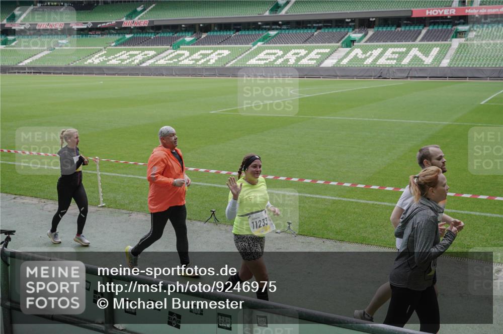 05.10.2025 - 20. swb-Marathon Bremen Michael Burmester http://msf.ph/oto/9246975 05.10.2025 10:38:19 Laufen im Stadion 7621, 8574, 9184, 9189, 9210, 9235, 9237, 9322, 9331, 9335, 9365, 9409, 9426, 9432, 9448, 9468, 9486, 9498, 9536, 9642, 9647, 9684, 9707, 9748, 9750, 9752, 9771, 9813, 9846, 9858, 9893, 9915, 9940, 9978, 10033, 10056, 10098, 10130, 10167, 10194, 10205, 10274, 10278, 10301, 10404, 10437, 10439, 10471, 10478, 10485, 10510, 10530, 10595, 10598, 10611, 10678, 10711, 10713, 10803, 10804, 10825, 10826, 10829, 11001, 11050, 11121, 11150, 11162, 11183 meine-sportfotos.de
