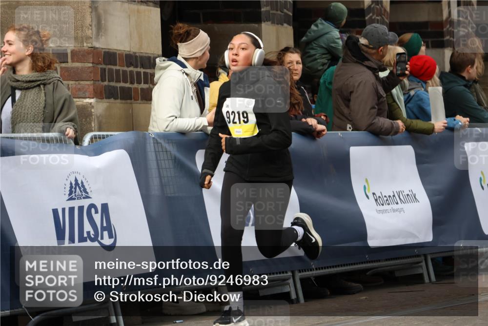 05.10.2025 - 20. swb-Marathon Bremen Strokosch-Dieckow http://msf.ph/oto/9246983 05.10.2025 10:59:12 Ziel 9183, 9219, 9454, 9508, 9692, 10039, 10143, 10200, 10274, 10353, 10407, 11207, 11400 meine-sportfotos.de