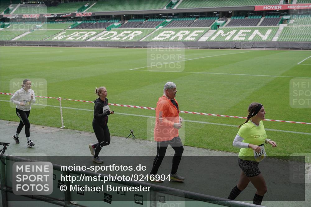 05.10.2025 - 20. swb-Marathon Bremen Michael Burmester http://msf.ph/oto/9246994 05.10.2025 10:38:19 Laufen im Stadion 7621, 8574, 9184, 9189, 9210, 9235, 9237, 9322, 9331, 9335, 9365, 9409, 9426, 9432, 9448, 9468, 9486, 9498, 9536, 9642, 9647, 9684, 9707, 9748, 9750, 9752, 9771, 9813, 9846, 9858, 9893, 9915, 9940, 9978, 10033, 10056, 10098, 10130, 10167, 10194, 10205, 10274, 10278, 10301, 10404, 10437, 10439, 10471, 10478, 10485, 10510, 10530, 10595, 10598, 10611, 10678, 10711, 10713, 10803, 10804, 10825, 10826, 10829, 11001, 11050, 11121, 11150, 11162, 11183 meine-sportfotos.de