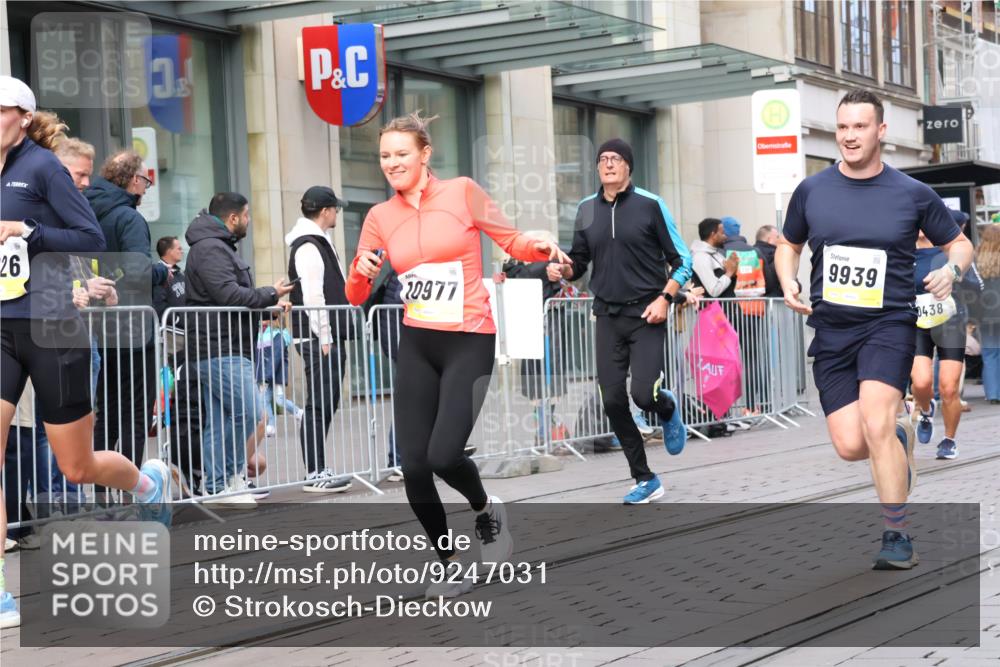 05.10.2025 - 20. swb-Marathon Bremen Strokosch-Dieckow http://msf.ph/oto/9247031 05.10.2025 10:51:52 Ziel 9196, 9226, 9584, 9852, 9939, 9955, 9987, 10038, 10240, 10438, 10507, 10668, 10719, 10727, 10900, 10927, 10942, 10977, 11128, 11273, 11458, 11491, 11641, 11665, 9196, 9226, 9584, 9852, 9939, 9955, 9987, 10038, 10240, 10438, 10507, 10668, 10719, 10727, 10900, 10927, 10942, 10977, 11128, 11273, 11458, 11491, 11641, 11665 meine-sportfotos.de