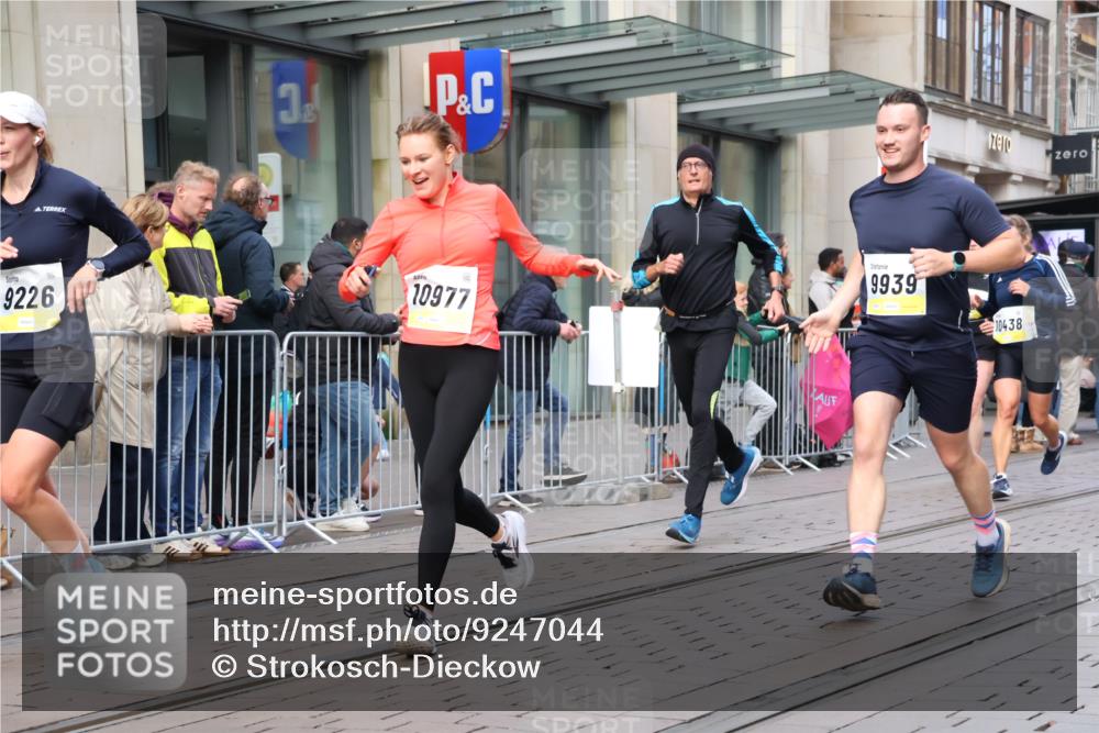 05.10.2025 - 20. swb-Marathon Bremen Strokosch-Dieckow http://msf.ph/oto/9247044 05.10.2025 10:51:52 Ziel 9196, 9226, 9584, 9852, 9939, 9955, 9987, 10038, 10240, 10438, 10507, 10668, 10719, 10727, 10900, 10927, 10942, 10977, 11128, 11273, 11458, 11491, 11641, 11665, 9196, 9226, 9584, 9852, 9939, 9955, 9987, 10038, 10240, 10438, 10507, 10668, 10719, 10727, 10900, 10927, 10942, 10977, 11128, 11273, 11458, 11491, 11641, 11665 meine-sportfotos.de