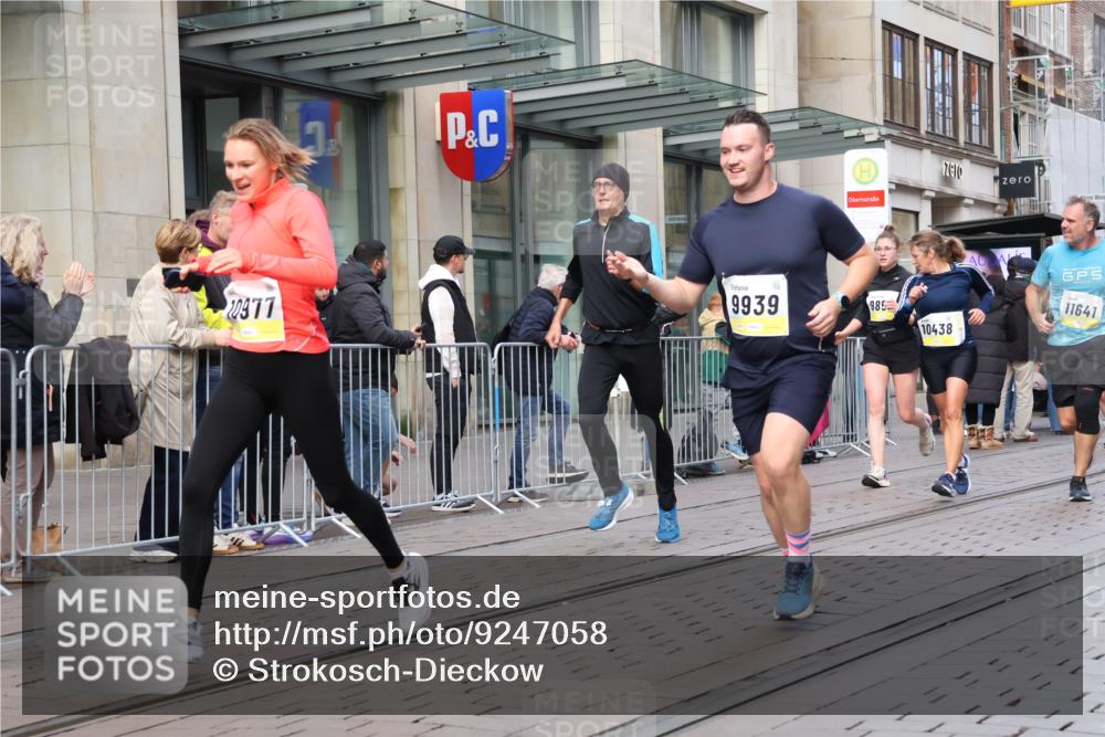 05.10.2025 - 20. swb-Marathon Bremen Strokosch-Dieckow http://msf.ph/oto/9247058 05.10.2025 10:51:52 Ziel 9196, 9226, 9584, 9852, 9939, 9955, 9987, 10038, 10240, 10438, 10507, 10668, 10719, 10727, 10900, 10927, 10942, 10977, 11128, 11273, 11458, 11491, 11641, 11665, 9196, 9226, 9584, 9852, 9939, 9955, 9987, 10038, 10240, 10438, 10507, 10668, 10719, 10727, 10900, 10927, 10942, 10977, 11128, 11273, 11458, 11491, 11641, 11665 meine-sportfotos.de