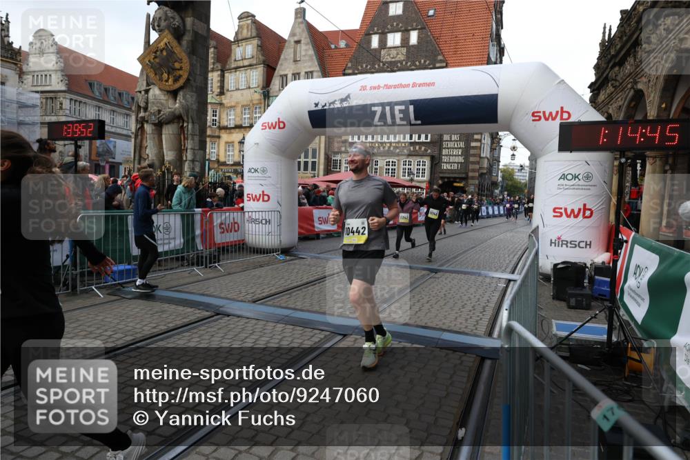 05.10.2025 - 20. swb-Marathon Bremen Yannick Fuchs http://msf.ph/oto/9247060 05.10.2025 11:10:41 Ziel 10146, 10440, 10441, 10442, 10980, 11240, 11342 meine-sportfotos.de