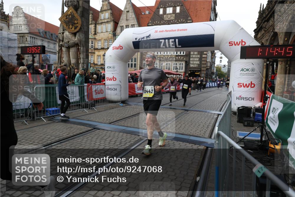 05.10.2025 - 20. swb-Marathon Bremen Yannick Fuchs http://msf.ph/oto/9247068 05.10.2025 11:10:41 Ziel 10146, 10440, 10441, 10442, 10980, 11240, 11342 meine-sportfotos.de
