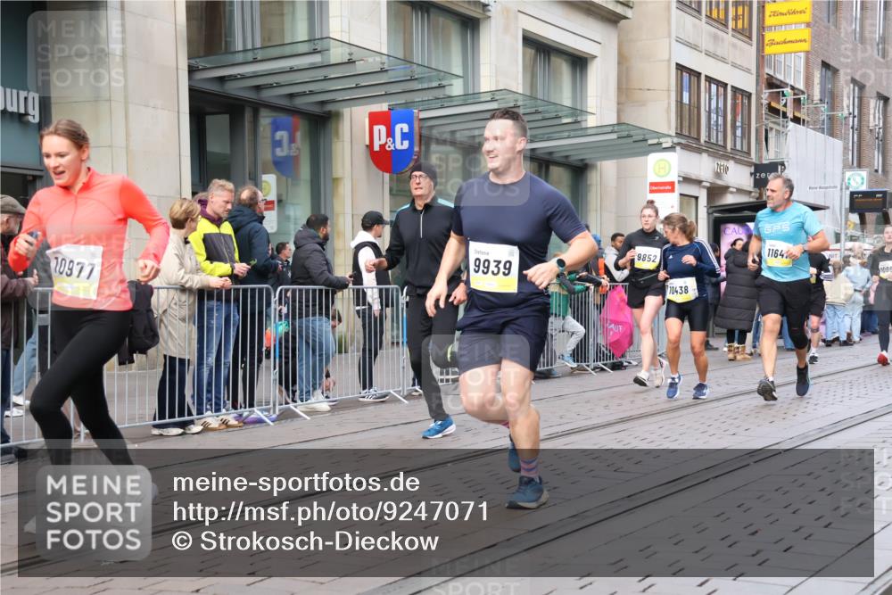 05.10.2025 - 20. swb-Marathon Bremen Strokosch-Dieckow http://msf.ph/oto/9247071 05.10.2025 10:51:52 Ziel 9196, 9226, 9584, 9852, 9939, 9955, 9987, 10038, 10240, 10438, 10507, 10668, 10719, 10727, 10900, 10927, 10942, 10977, 11128, 11273, 11458, 11491, 11641, 11665, 9196, 9226, 9584, 9852, 9939, 9955, 9987, 10038, 10240, 10438, 10507, 10668, 10719, 10727, 10900, 10927, 10942, 10977, 11128, 11273, 11458, 11491, 11641, 11665 meine-sportfotos.de