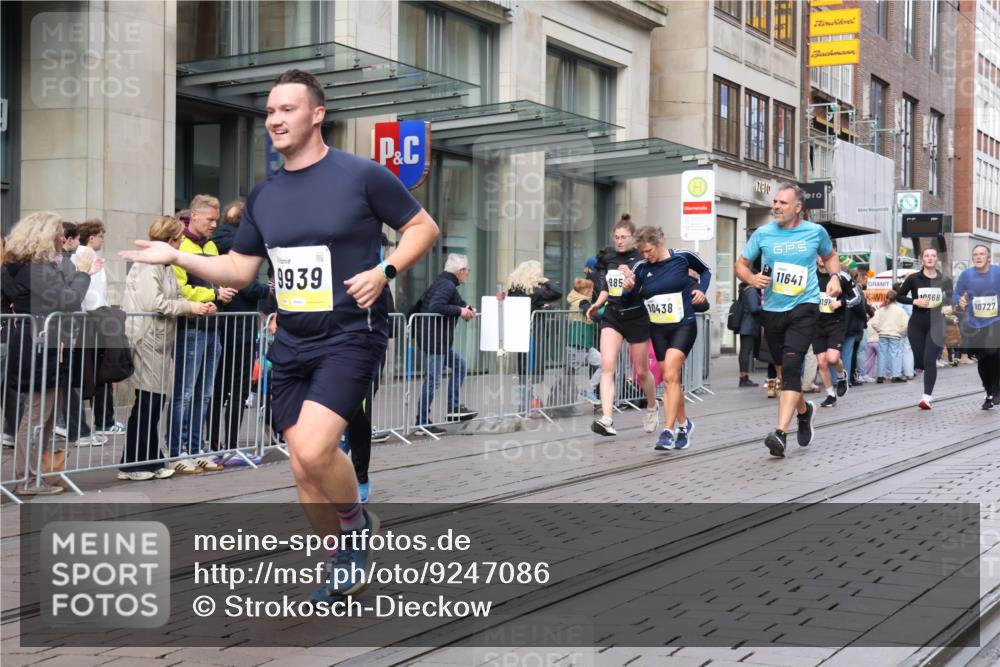 05.10.2025 - 20. swb-Marathon Bremen Strokosch-Dieckow http://msf.ph/oto/9247086 05.10.2025 10:51:53 Ziel 9172, 9196, 9226, 9584, 9852, 9939, 9955, 9987, 10038, 10240, 10438, 10507, 10668, 10719, 10727, 10900, 10927, 10942, 10977, 11128, 11273, 11458, 11491, 11528, 11641, 11665, 9172, 9196, 9226, 9584, 9852, 9939, 9955, 9987, 10038, 10240, 10438, 10507, 10668, 10719, 10727, 10900, 10927, 10942, 10977, 11128, 11273, 11458, 11491, 11528, 11641, 11665 meine-sportfotos.de