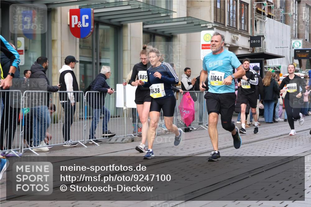 05.10.2025 - 20. swb-Marathon Bremen Strokosch-Dieckow http://msf.ph/oto/9247100 05.10.2025 10:51:53 Ziel 9172, 9196, 9226, 9584, 9852, 9939, 9955, 9987, 10038, 10240, 10438, 10507, 10668, 10719, 10727, 10900, 10927, 10942, 10977, 11128, 11273, 11458, 11491, 11528, 11641, 11665, 9172, 9196, 9226, 9584, 9852, 9939, 9955, 9987, 10038, 10240, 10438, 10507, 10668, 10719, 10727, 10900, 10927, 10942, 10977, 11128, 11273, 11458, 11491, 11528, 11641, 11665 meine-sportfotos.de