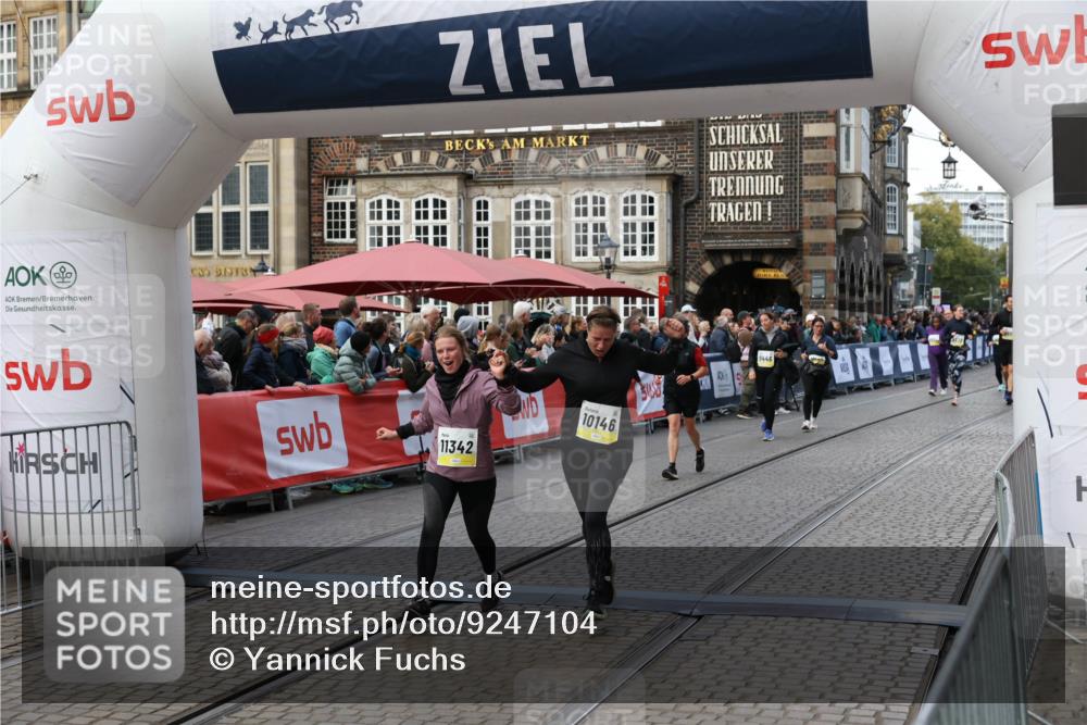 05.10.2025 - 20. swb-Marathon Bremen Yannick Fuchs http://msf.ph/oto/9247104 05.10.2025 11:10:42 Ziel 10146, 10440, 10441, 10442, 10980, 11240, 11342 meine-sportfotos.de