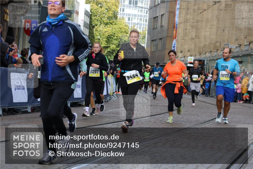 05.10.2025 - 20. swb-Marathon Bremen Strokosch-Dieckow http://msf.ph/oto/9247145 05.10.2025 10:59:15 Ziel 9183, 9454, 9508, 9635, 10200, 10274, 10407, 11006, 11007, 11207, 11400 meine-sportfotos.de