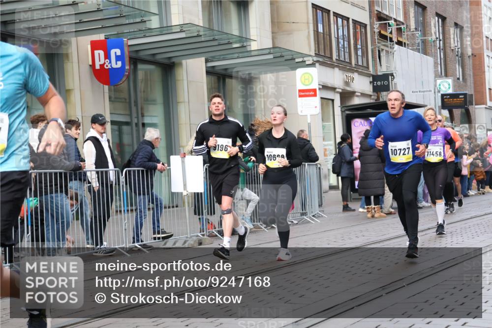 05.10.2025 - 20. swb-Marathon Bremen Strokosch-Dieckow http://msf.ph/oto/9247168 05.10.2025 10:51:55 Ziel 9172, 9196, 9226, 9584, 9852, 9939, 9955, 9987, 10038, 10240, 10241, 10438, 10507, 10668, 10719, 10727, 10900, 10927, 10942, 10977, 11128, 11273, 11458, 11491, 11528, 11641, 11665, 9172, 9196, 9226, 9584, 9852, 9939, 9955, 9987, 10038, 10240, 10241, 10438, 10507, 10668, 10719, 10727, 10900, 10927, 10942, 10977, 11128, 11273, 11458, 11491, 11528, 11641, 11665 meine-sportfotos.de