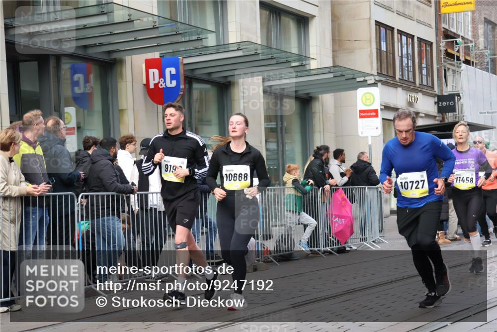 05.10.2025 - 20. swb-Marathon Bremen Strokosch-Dieckow http://msf.ph/oto/9247192 05.10.2025 10:51:56 Ziel 9172, 9196, 9226, 9584, 9852, 9939, 9955, 9987, 10038, 10240, 10241, 10438, 10507, 10668, 10719, 10727, 10900, 10927, 10942, 10977, 11128, 11458, 11491, 11528, 11641, 11665, 9172, 9196, 9226, 9584, 9852, 9939, 9955, 9987, 10038, 10240, 10241, 10438, 10507, 10668, 10719, 10727, 10900, 10927, 10942, 10977, 11128, 11458, 11491, 11528, 11641, 11665 meine-sportfotos.de