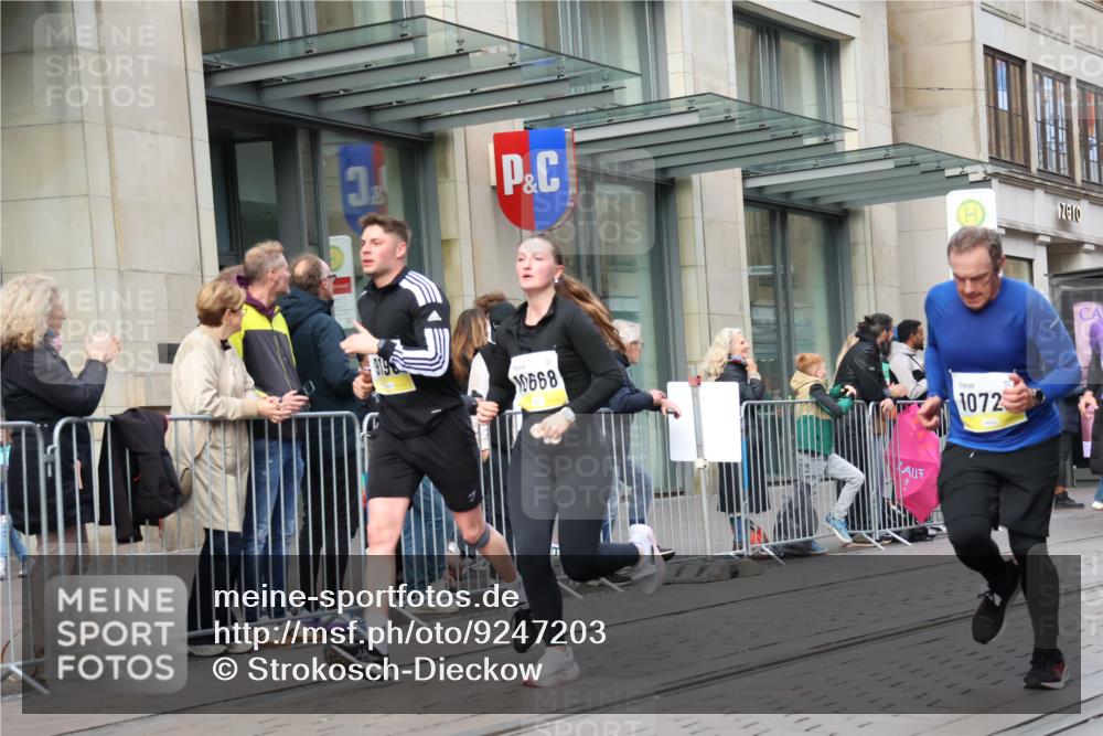 05.10.2025 - 20. swb-Marathon Bremen Strokosch-Dieckow http://msf.ph/oto/9247203 05.10.2025 10:51:56 Ziel 9172, 9196, 9226, 9584, 9852, 9939, 9955, 9987, 10038, 10240, 10241, 10438, 10507, 10668, 10719, 10727, 10900, 10927, 10942, 10977, 11128, 11458, 11491, 11528, 11641, 11665, 9172, 9196, 9226, 9584, 9852, 9939, 9955, 9987, 10038, 10240, 10241, 10438, 10507, 10668, 10719, 10727, 10900, 10927, 10942, 10977, 11128, 11458, 11491, 11528, 11641, 11665 meine-sportfotos.de