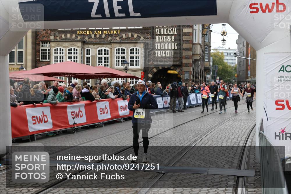05.10.2025 - 20. swb-Marathon Bremen Yannick Fuchs http://msf.ph/oto/9247251 05.10.2025 11:12:20 Ziel 9526, 9675, 9911, 10463 meine-sportfotos.de