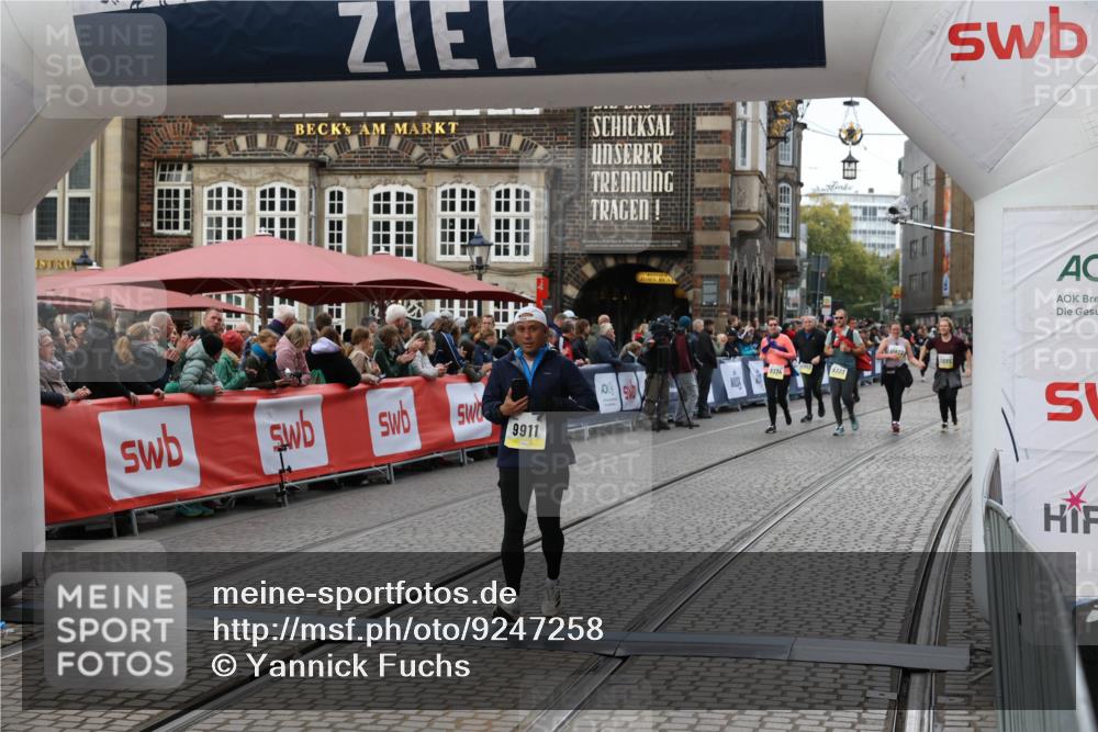05.10.2025 - 20. swb-Marathon Bremen Yannick Fuchs http://msf.ph/oto/9247258 05.10.2025 11:12:20 Ziel 9526, 9675, 9911, 10463 meine-sportfotos.de