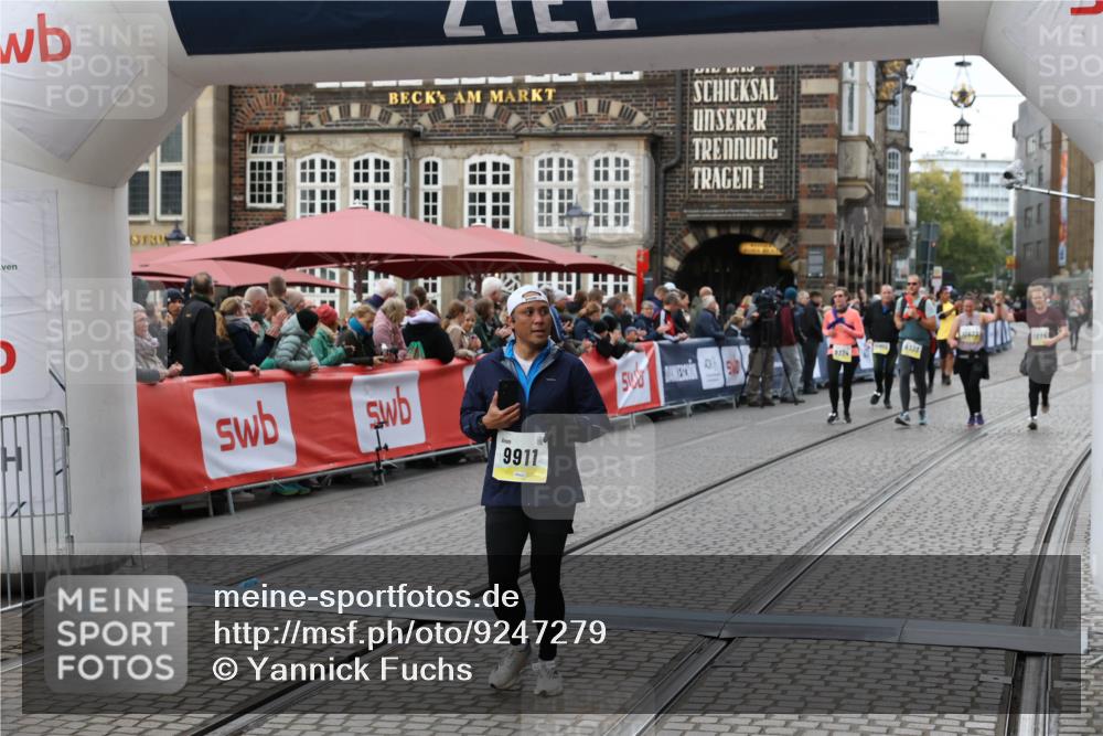 05.10.2025 - 20. swb-Marathon Bremen Yannick Fuchs http://msf.ph/oto/9247279 05.10.2025 11:12:21 Ziel 9526, 9675, 9911, 10463 meine-sportfotos.de
