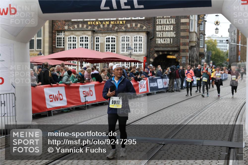 05.10.2025 - 20. swb-Marathon Bremen Yannick Fuchs http://msf.ph/oto/9247295 05.10.2025 11:12:21 Ziel 9526, 9675, 9911, 10463 meine-sportfotos.de