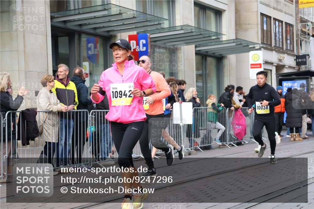 05.10.2025 - 20. swb-Marathon Bremen Strokosch-Dieckow http://msf.ph/oto/9247296 05.10.2025 10:51:59 Ziel 9172, 9196, 9226, 9584, 9852, 9955, 9987, 10038, 10240, 10241, 10327, 10438, 10507, 10608, 10668, 10719, 10727, 10900, 10927, 10942, 11128, 11387, 11458, 11491, 11528, 11641, 11665, 9172, 9196, 9226, 9584, 9852, 9955, 9987, 10038, 10240, 10241, 10327, 10438, 10507, 10608, 10668, 10719, 10727, 10900, 10927, 10942, 11128, 11387, 11458, 11491, 11528, 11641, 11665 meine-sportfotos.de