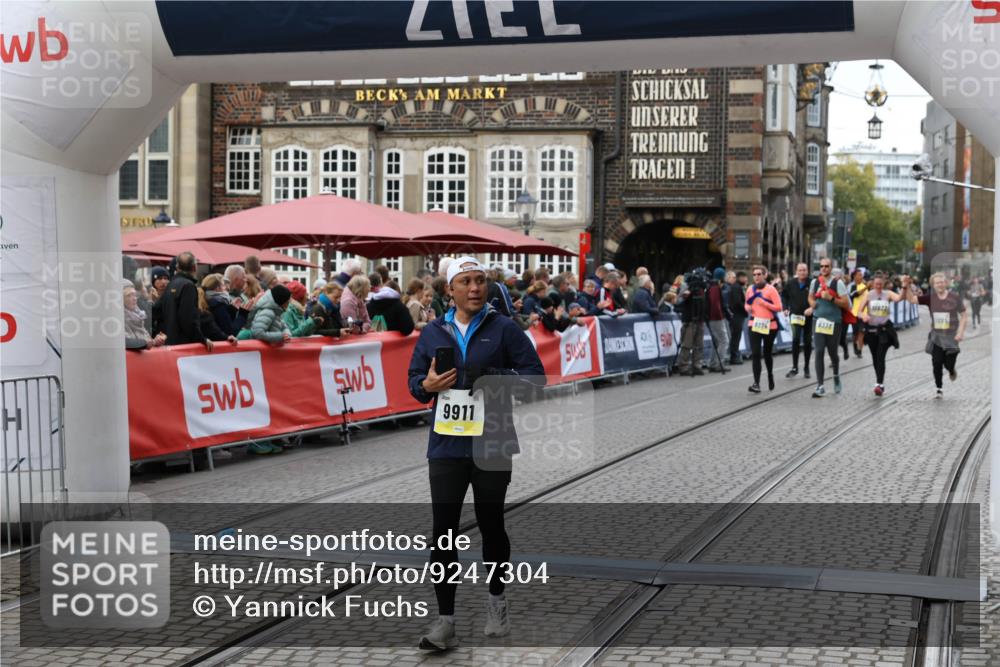 05.10.2025 - 20. swb-Marathon Bremen Yannick Fuchs http://msf.ph/oto/9247304 05.10.2025 11:12:21 Ziel 9526, 9675, 9911, 10463 meine-sportfotos.de