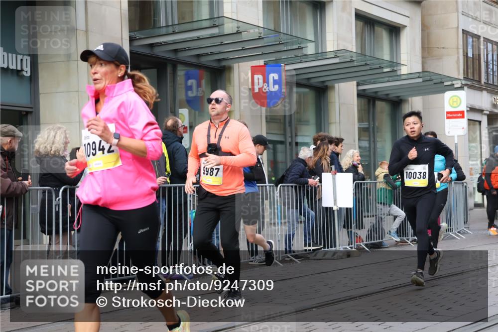 05.10.2025 - 20. swb-Marathon Bremen Strokosch-Dieckow http://msf.ph/oto/9247309 05.10.2025 10:52:00 Ziel 9172, 9196, 9226, 9584, 9852, 9903, 9955, 9987, 10038, 10240, 10241, 10327, 10388, 10438, 10507, 10608, 10668, 10719, 10727, 10900, 10927, 10942, 11128, 11283, 11387, 11458, 11491, 11528, 11641, 11665, 9172, 9196, 9226, 9584, 9852, 9903, 9955, 9987, 10038, 10240, 10241, 10327, 10388, 10438, 10507, 10608, 10668, 10719, 10727, 10900, 10927, 10942, 11128, 11283, 11387, 11458, 11491, 11528, 11641, 11665 meine-sportfotos.de