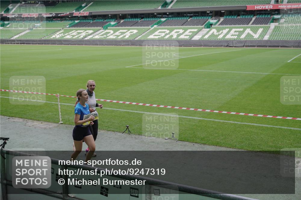 05.10.2025 - 20. swb-Marathon Bremen Michael Burmester http://msf.ph/oto/9247319 05.10.2025 10:38:33 Laufen im Stadion 7621, 8574, 9182, 9184, 9189, 9210, 9229, 9235, 9237, 9269, 9300, 9322, 9331, 9335, 9379, 9394, 9409, 9432, 9468, 9486, 9498, 9536, 9642, 9647, 9660, 9684, 9707, 9748, 9750, 9752, 9771, 9782, 9813, 9846, 9858, 9890, 9915, 9940, 9978, 10033, 10056, 10098, 10106, 10130, 10142, 10167, 10205, 10213, 10278, 10297, 10404, 10405, 10437, 10439, 10446, 10478, 10483, 10485, 10511, 10529, 10530, 10595, 10598, 10611, 10623, 10678, 10711, 10713, 10803, 10804, 10825, 10829, 10853 meine-sportfotos.de
