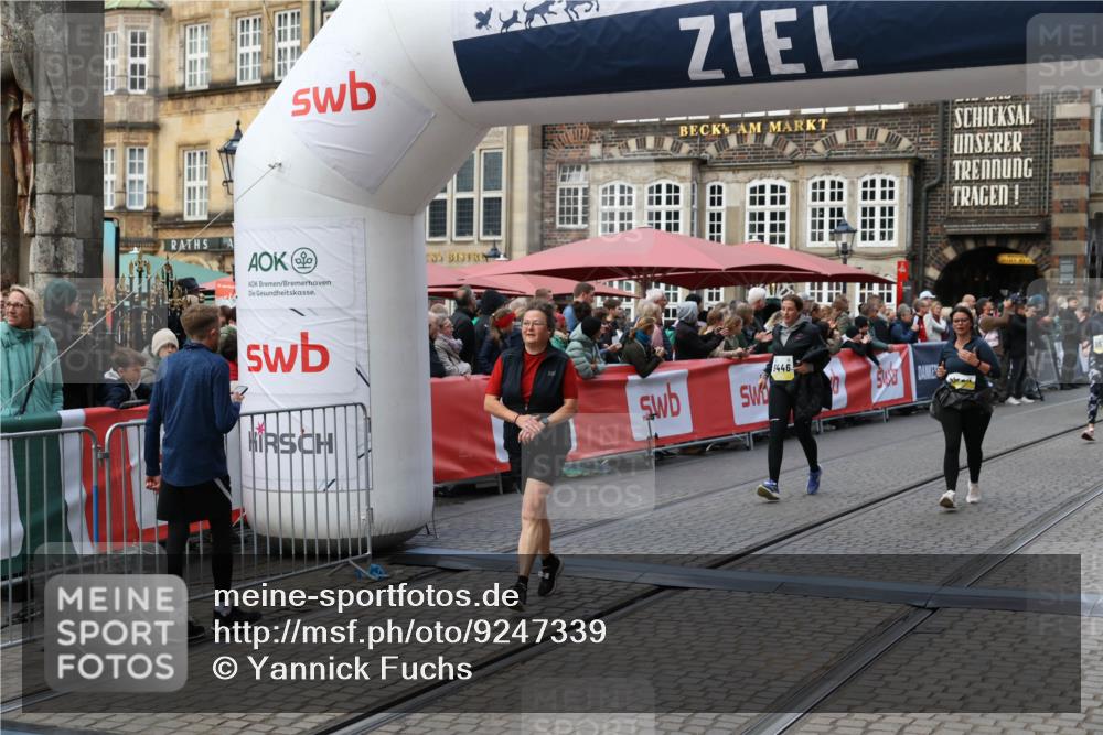 05.10.2025 - 20. swb-Marathon Bremen Yannick Fuchs http://msf.ph/oto/9247339 05.10.2025 11:10:45 Ziel 9446, 10146, 10440, 10441, 10442, 10665, 10980, 11240, 11342 meine-sportfotos.de