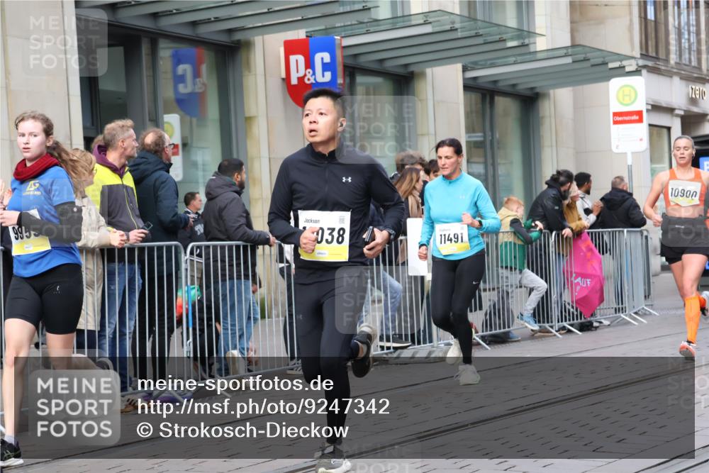 05.10.2025 - 20. swb-Marathon Bremen Strokosch-Dieckow http://msf.ph/oto/9247342 05.10.2025 10:52:00 Ziel 9172, 9196, 9226, 9584, 9852, 9903, 9955, 9987, 10038, 10240, 10241, 10327, 10388, 10438, 10507, 10608, 10668, 10719, 10727, 10900, 10927, 10942, 11128, 11283, 11387, 11458, 11491, 11528, 11641, 11665, 9172, 9196, 9226, 9584, 9852, 9903, 9955, 9987, 10038, 10240, 10241, 10327, 10388, 10438, 10507, 10608, 10668, 10719, 10727, 10900, 10927, 10942, 11128, 11283, 11387, 11458, 11491, 11528, 11641, 11665 meine-sportfotos.de