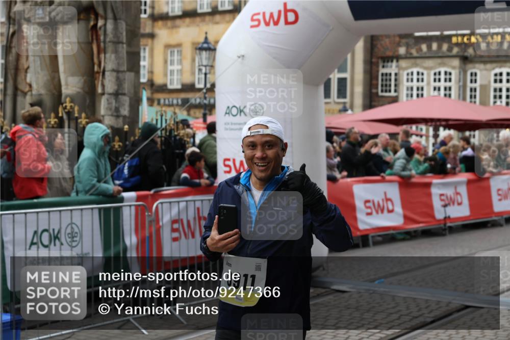05.10.2025 - 20. swb-Marathon Bremen Yannick Fuchs http://msf.ph/oto/9247366 05.10.2025 11:12:24 Ziel 9373, 9374, 9911, 10622, 11085 meine-sportfotos.de