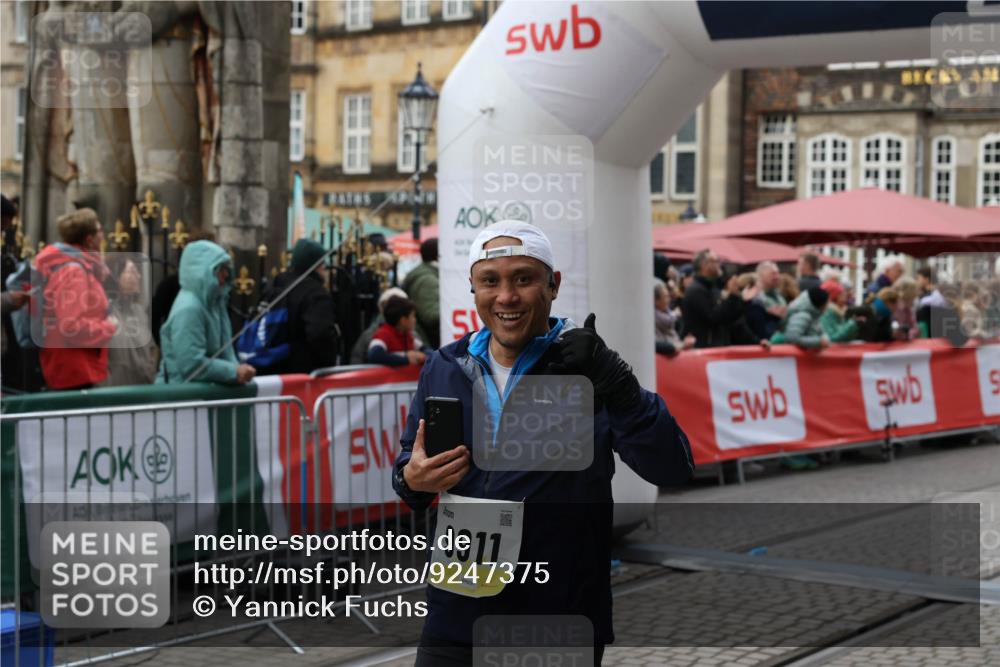 05.10.2025 - 20. swb-Marathon Bremen Yannick Fuchs http://msf.ph/oto/9247375 05.10.2025 11:12:24 Ziel 9373, 9374, 9911, 10622, 11085 meine-sportfotos.de