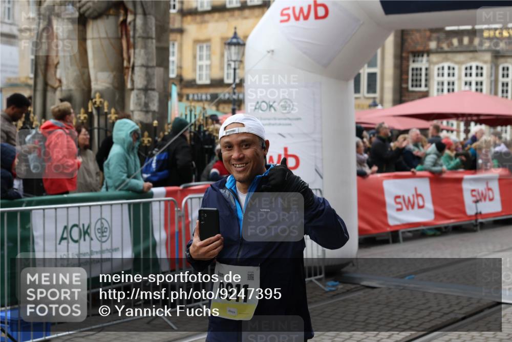 05.10.2025 - 20. swb-Marathon Bremen Yannick Fuchs http://msf.ph/oto/9247395 05.10.2025 11:12:24 Ziel 9373, 9374, 9911, 10622, 11085 meine-sportfotos.de