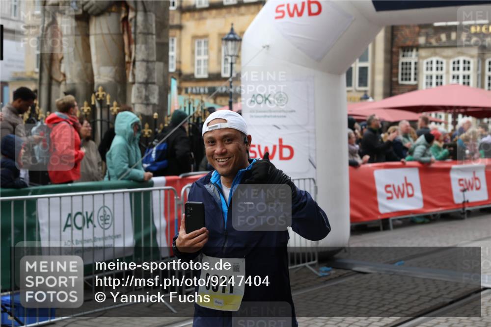 05.10.2025 - 20. swb-Marathon Bremen Yannick Fuchs http://msf.ph/oto/9247404 05.10.2025 11:12:24 Ziel 9373, 9374, 9911, 10622, 11085 meine-sportfotos.de