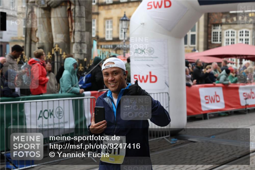 05.10.2025 - 20. swb-Marathon Bremen Yannick Fuchs http://msf.ph/oto/9247416 05.10.2025 11:12:24 Ziel 9373, 9374, 9911, 10622, 11085 meine-sportfotos.de