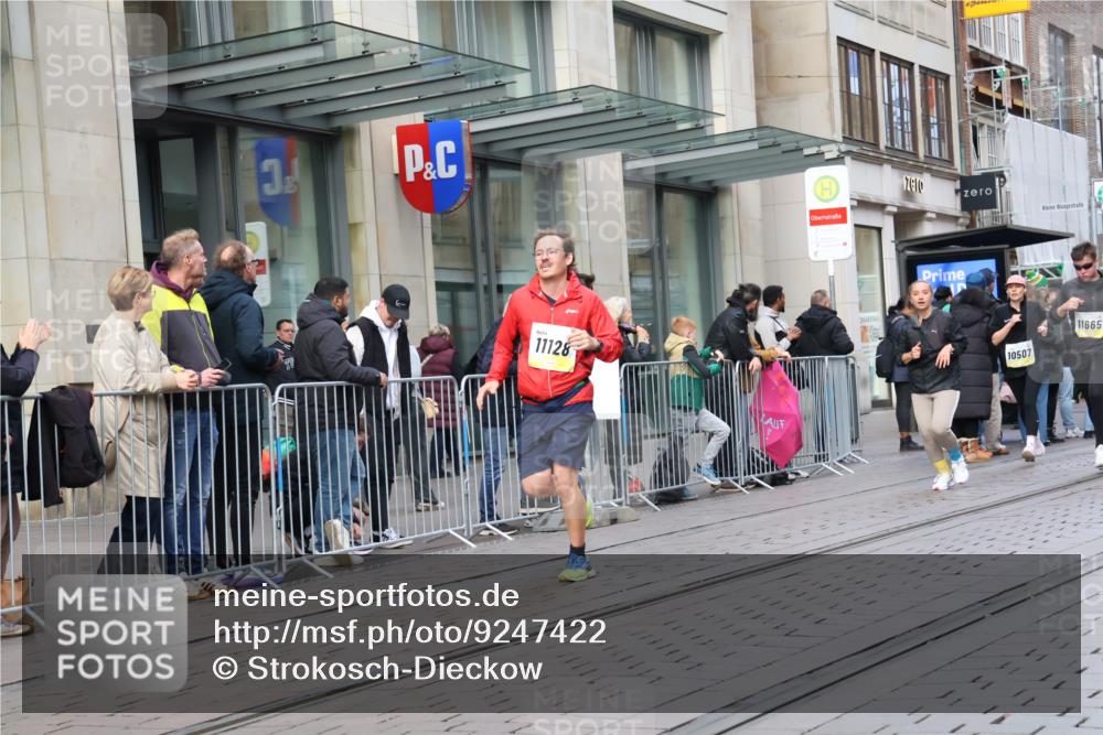 05.10.2025 - 20. swb-Marathon Bremen Strokosch-Dieckow http://msf.ph/oto/9247422 05.10.2025 10:52:04 Ziel 8888, 9172, 9439, 9584, 9852, 9903, 9955, 9987, 10038, 10241, 10327, 10388, 10507, 10608, 10668, 10719, 10900, 10927, 10942, 11128, 11283, 11387, 11413, 11458, 11491, 11528, 11665, 8888, 9172, 9439, 9584, 9852, 9903, 9955, 9987, 10038, 10241, 10327, 10388, 10507, 10608, 10668, 10719, 10900, 10927, 10942, 11128, 11283, 11387, 11413, 11458, 11491, 11528, 11665 meine-sportfotos.de