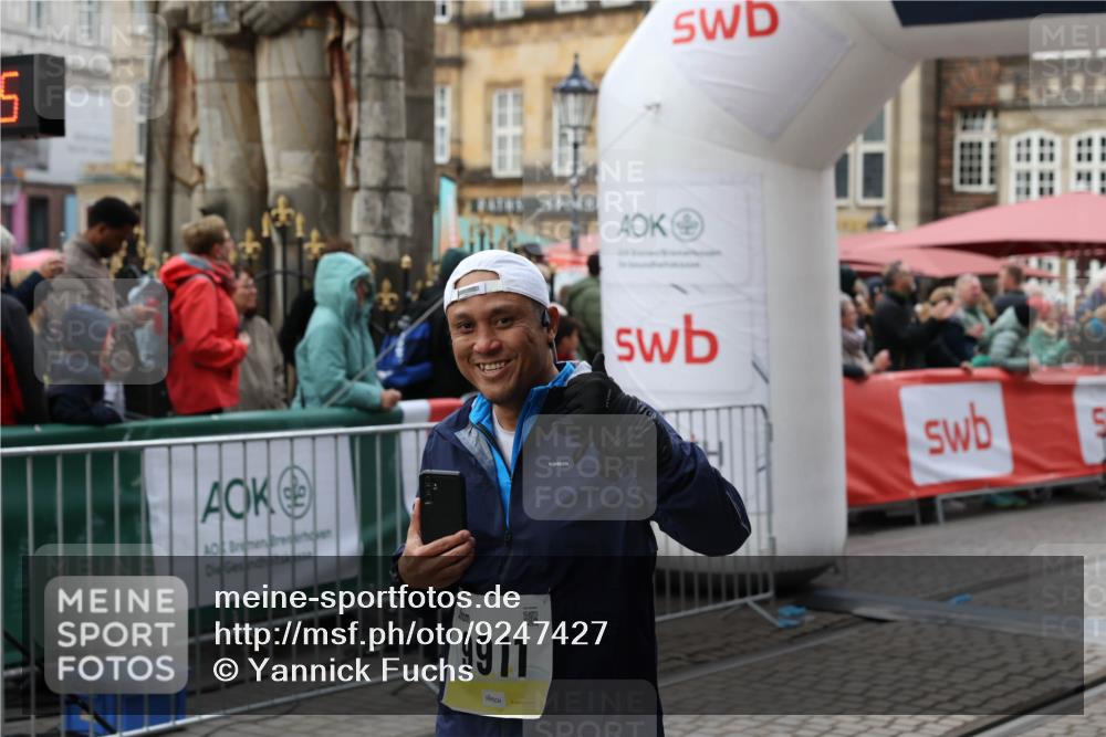 05.10.2025 - 20. swb-Marathon Bremen Yannick Fuchs http://msf.ph/oto/9247427 05.10.2025 11:12:24 Ziel 9373, 9374, 9911, 10622, 11085 meine-sportfotos.de