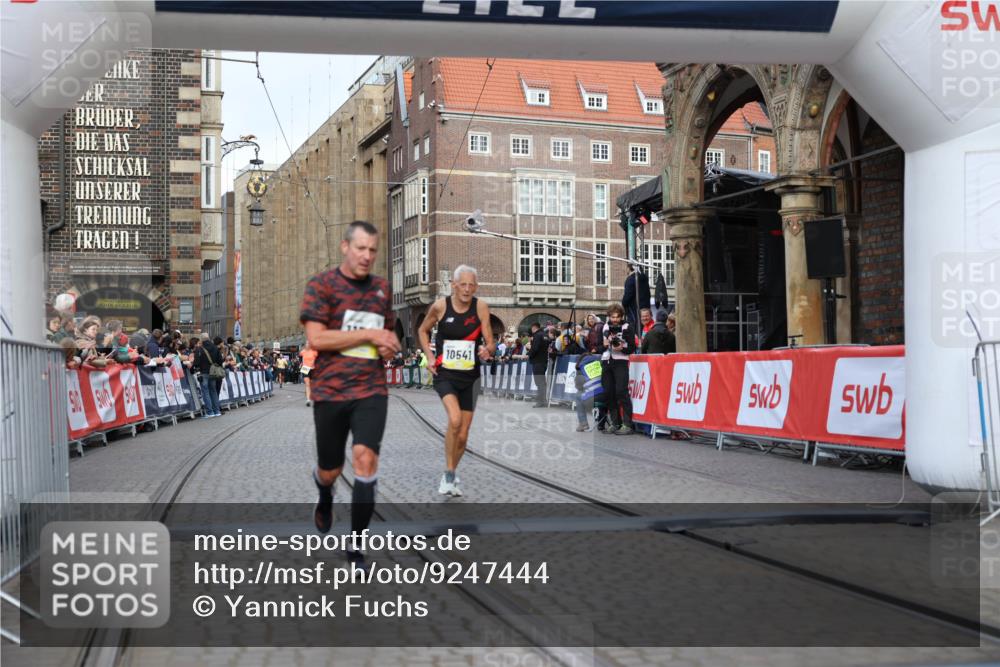 05.10.2025 - 20. swb-Marathon Bremen Yannick Fuchs http://msf.ph/oto/9247444 05.10.2025 10:43:22 Ziel 10474, 10541, 10979, 11304 meine-sportfotos.de