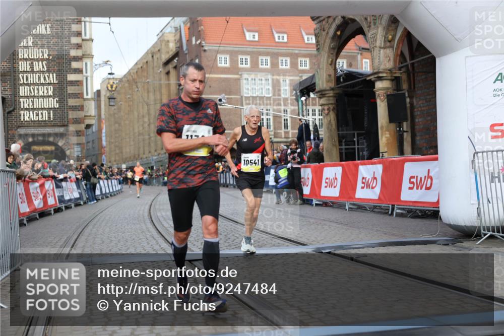 05.10.2025 - 20. swb-Marathon Bremen Yannick Fuchs http://msf.ph/oto/9247484 05.10.2025 10:43:23 Ziel 10474, 10541, 10979, 11304 meine-sportfotos.de