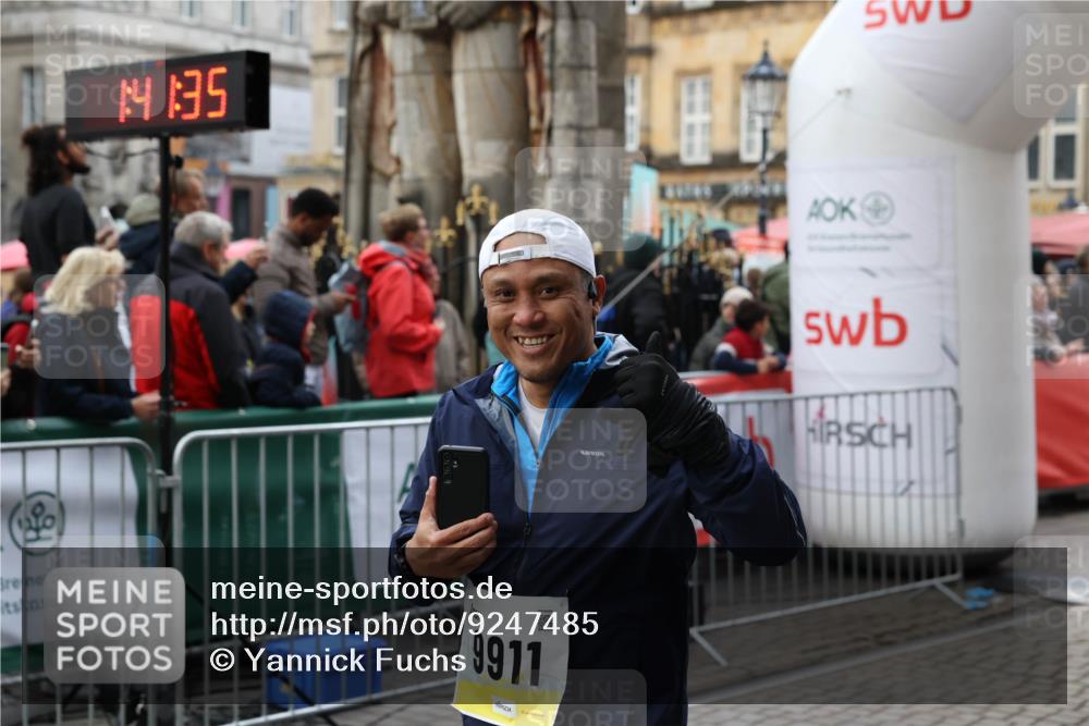 05.10.2025 - 20. swb-Marathon Bremen Yannick Fuchs http://msf.ph/oto/9247485 05.10.2025 11:12:24 Ziel 9373, 9374, 9911, 10622, 11085 meine-sportfotos.de