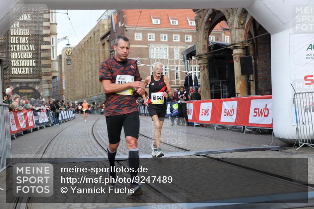 05.10.2025 - 20. swb-Marathon Bremen Yannick Fuchs http://msf.ph/oto/9247489 05.10.2025 10:43:23 Ziel 10474, 10541, 10979, 11304 meine-sportfotos.de