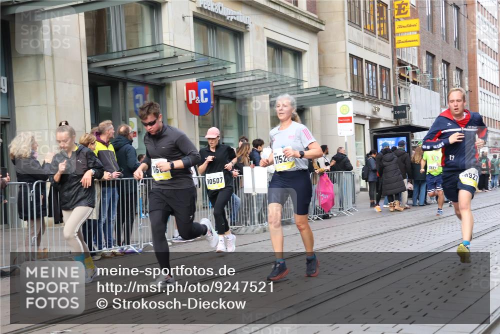 05.10.2025 - 20. swb-Marathon Bremen Strokosch-Dieckow http://msf.ph/oto/9247521 05.10.2025 10:52:07 Ziel 8888, 9172, 9209, 9439, 9584, 9903, 9955, 9987, 10038, 10241, 10327, 10388, 10507, 10548, 10608, 10719, 10900, 10927, 10942, 11128, 11283, 11387, 11413, 11458, 11491, 11528, 11665, 8888, 9172, 9209, 9439, 9584, 9903, 9955, 9987, 10038, 10241, 10327, 10388, 10507, 10548, 10608, 10719, 10900, 10927, 10942, 11128, 11283, 11387, 11413, 11458, 11491, 11528, 11665 meine-sportfotos.de