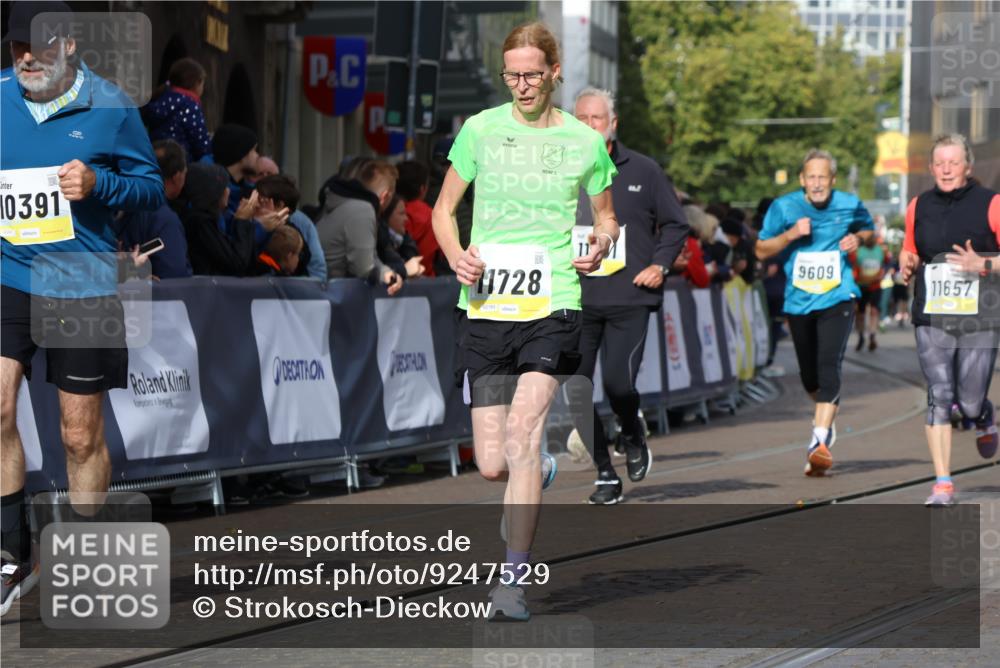 05.10.2025 - 20. swb-Marathon Bremen Strokosch-Dieckow http://msf.ph/oto/9247529 05.10.2025 10:59:27 Ziel 9609, 9737, 10391, 10809, 11251, 11657, 11728 meine-sportfotos.de