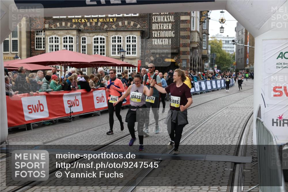 05.10.2025 - 20. swb-Marathon Bremen Yannick Fuchs http://msf.ph/oto/9247545 05.10.2025 11:12:26 Ziel 9373, 9374, 9911, 10622, 10899, 11085, 11535 meine-sportfotos.de