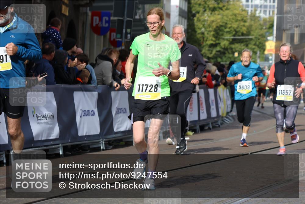 05.10.2025 - 20. swb-Marathon Bremen Strokosch-Dieckow http://msf.ph/oto/9247554 05.10.2025 10:59:28 Ziel 9609, 9737, 10391, 10809, 11251, 11657, 11728 meine-sportfotos.de
