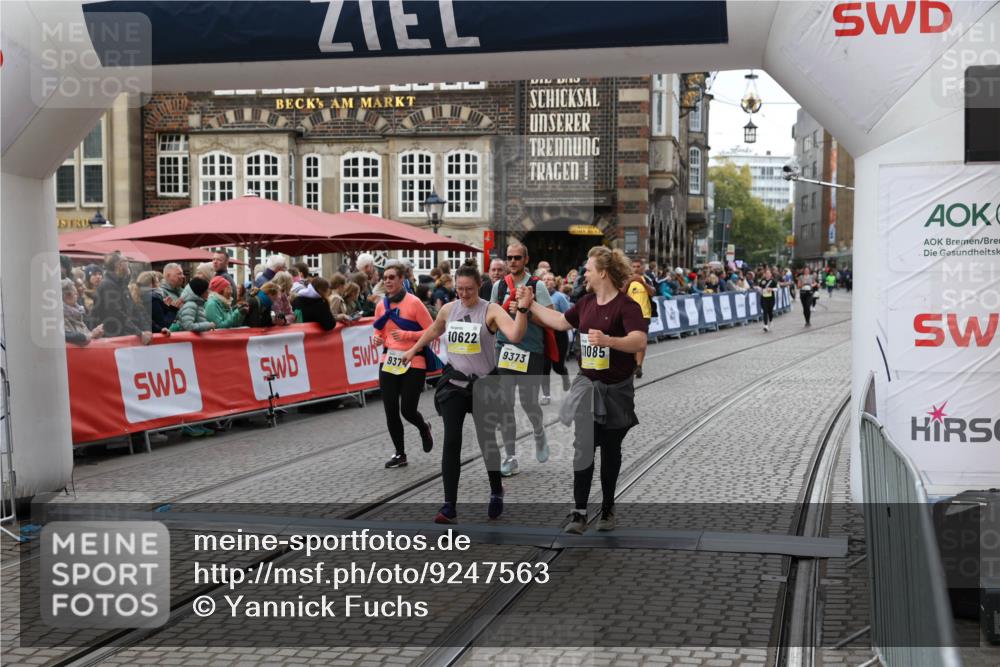 05.10.2025 - 20. swb-Marathon Bremen Yannick Fuchs http://msf.ph/oto/9247563 05.10.2025 11:12:26 Ziel 9373, 9374, 9911, 10622, 10899, 11085, 11535 meine-sportfotos.de