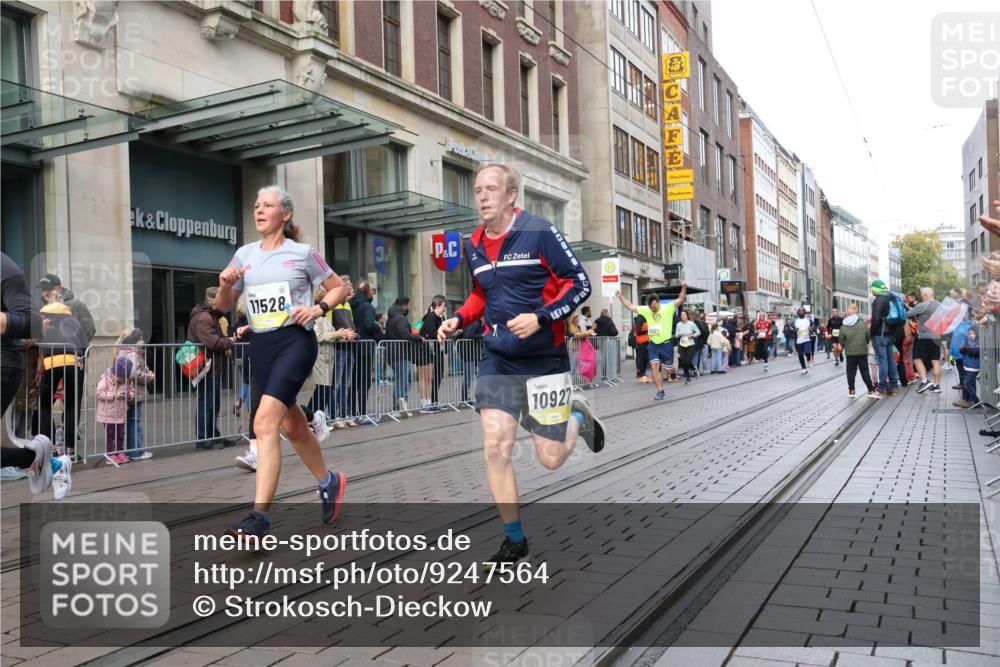 05.10.2025 - 20. swb-Marathon Bremen Strokosch-Dieckow http://msf.ph/oto/9247564 05.10.2025 10:52:08 Ziel 8888, 9172, 9209, 9439, 9584, 9903, 9955, 9987, 10241, 10327, 10388, 10507, 10548, 10608, 10719, 10900, 10927, 11128, 11283, 11387, 11413, 11458, 11491, 11528, 11665, 8888, 9172, 9209, 9439, 9584, 9903, 9955, 9987, 10241, 10327, 10388, 10507, 10548, 10608, 10719, 10900, 10927, 11128, 11283, 11387, 11413, 11458, 11491, 11528, 11665 meine-sportfotos.de