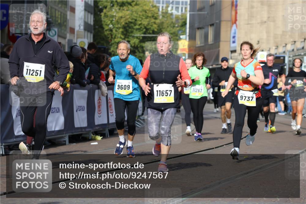 05.10.2025 - 20. swb-Marathon Bremen Strokosch-Dieckow http://msf.ph/oto/9247567 05.10.2025 10:59:28 Ziel 9609, 9737, 10391, 10809, 11251, 11657, 11728 meine-sportfotos.de