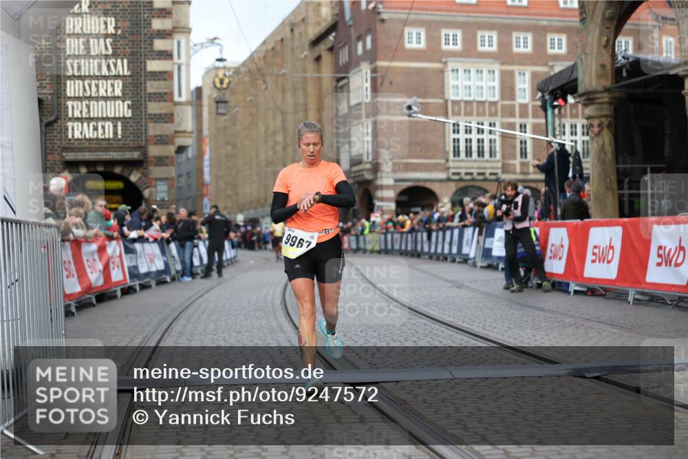 05.10.2025 - 20. swb-Marathon Bremen Yannick Fuchs http://msf.ph/oto/9247572 05.10.2025 10:43:30 Ziel 9967 meine-sportfotos.de