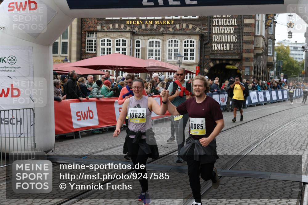 05.10.2025 - 20. swb-Marathon Bremen Yannick Fuchs http://msf.ph/oto/9247585 05.10.2025 11:12:27 Ziel 9373, 9374, 9911, 10622, 10899, 11085, 11535 meine-sportfotos.de